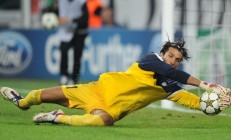 中国米兰体育-塔图姆生涯之夜璀璨夺目，尼克斯铁血防守正面击溃骑士