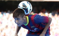 米兰体育官方网站-锡安末节统治攻防，76人团队篮球粉碎马刺连胜希望