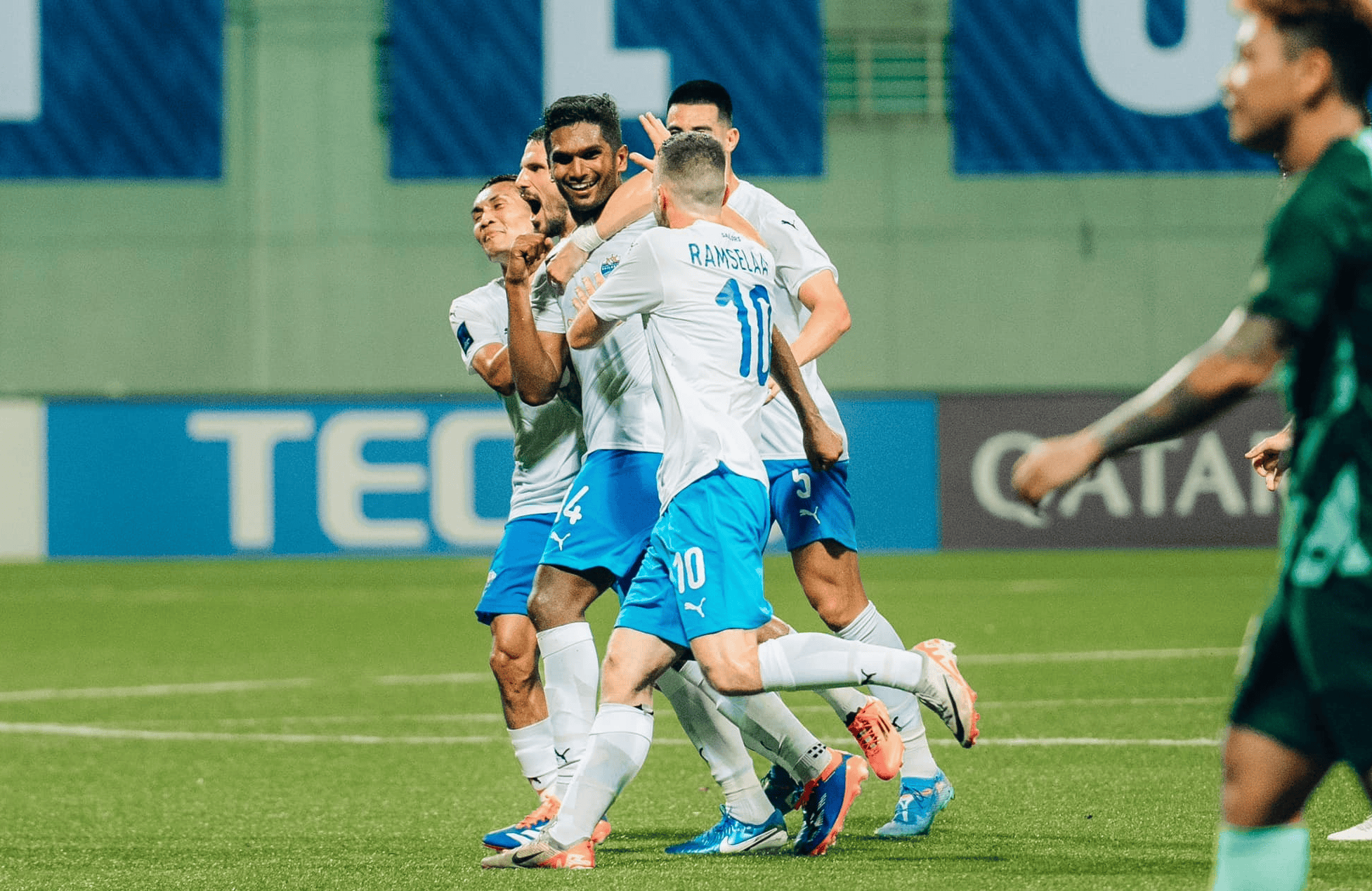 包含足球狂热追赛事：亚冠比赛激动人心的词条