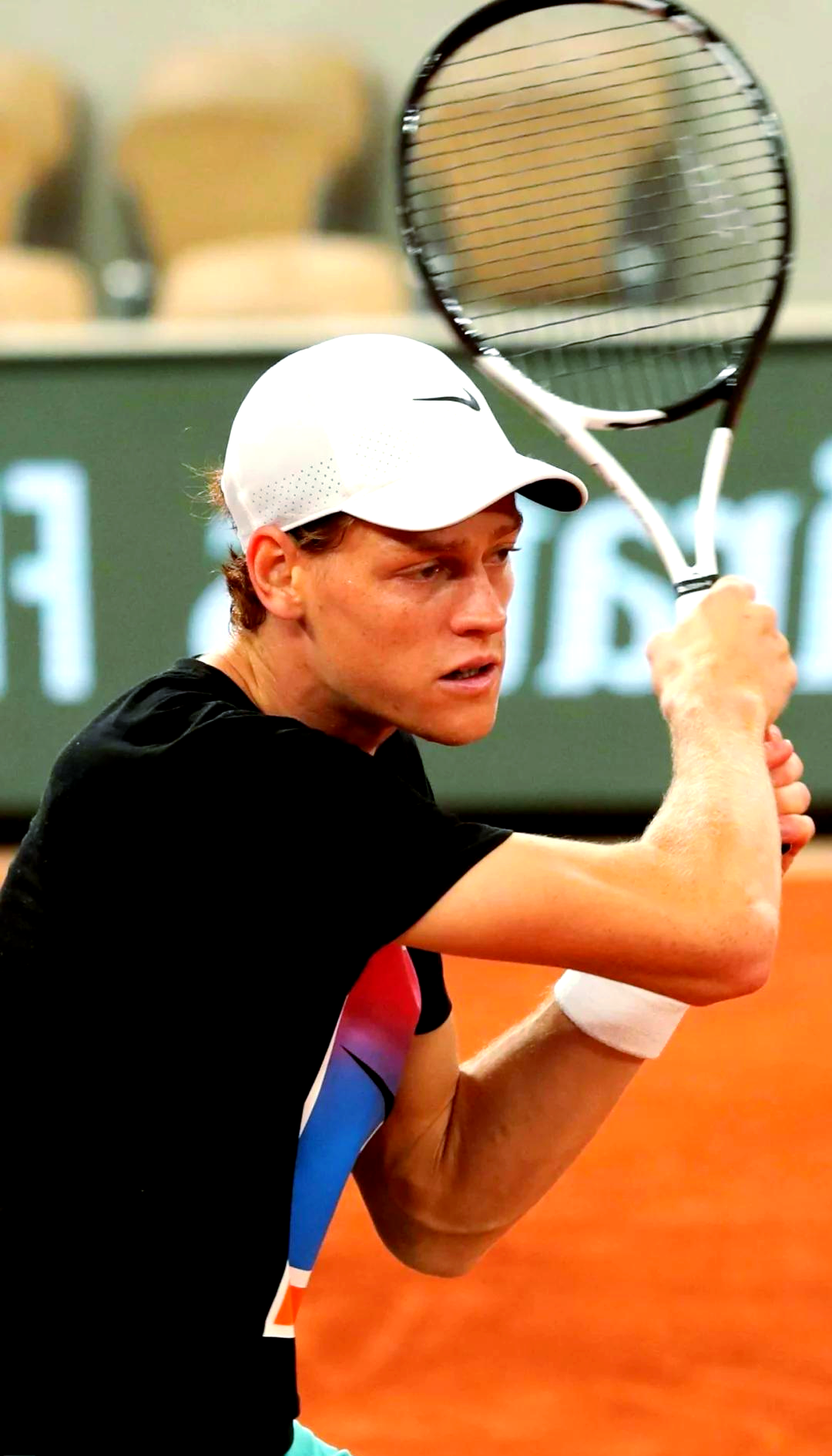 包含法网鏖战戴维斯杯，辛纳统治全场的词条